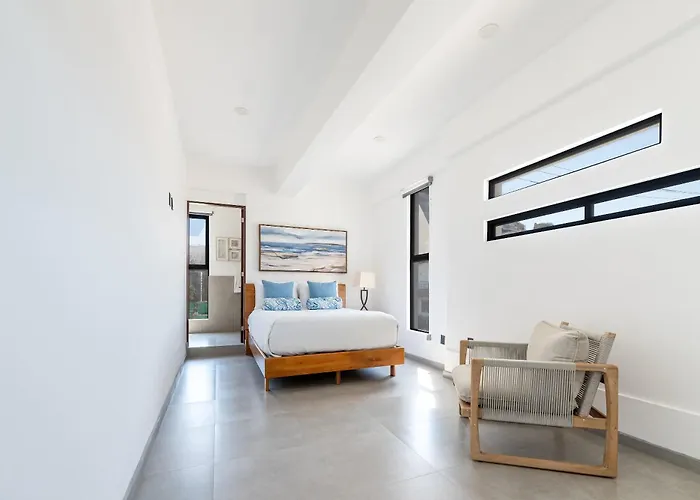 Apartment New 2br Walk To Marina & Downtown *