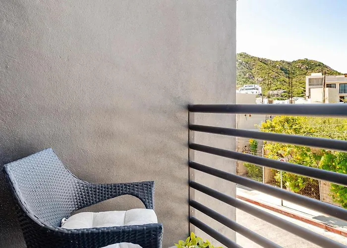 Apartment New 2br Walk To Marina & Downtown *